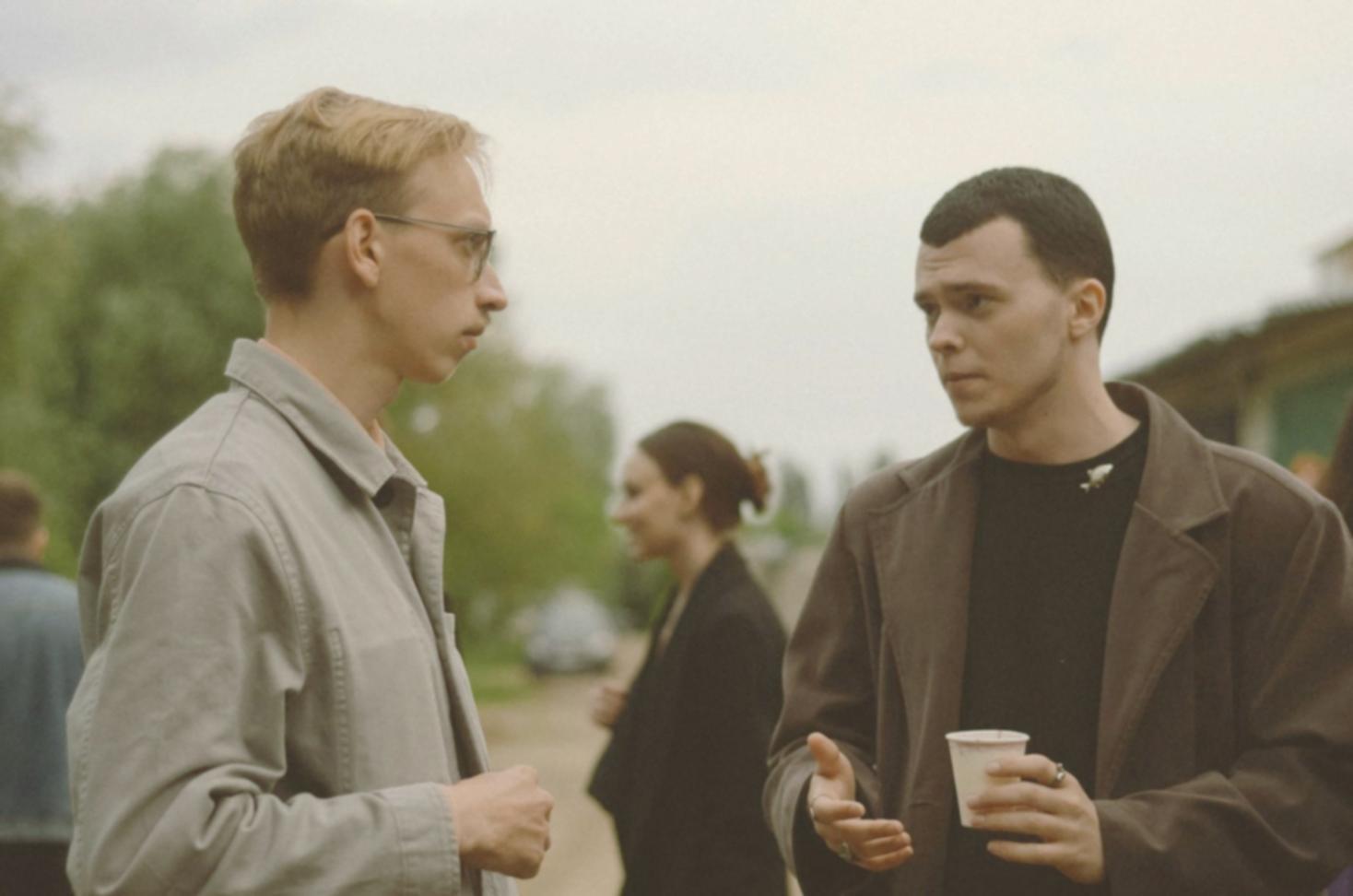 Erfolgreiche Geschäftsbesprechung mit Finanzunterlagen und Laptop auf modernem Konferenztisch