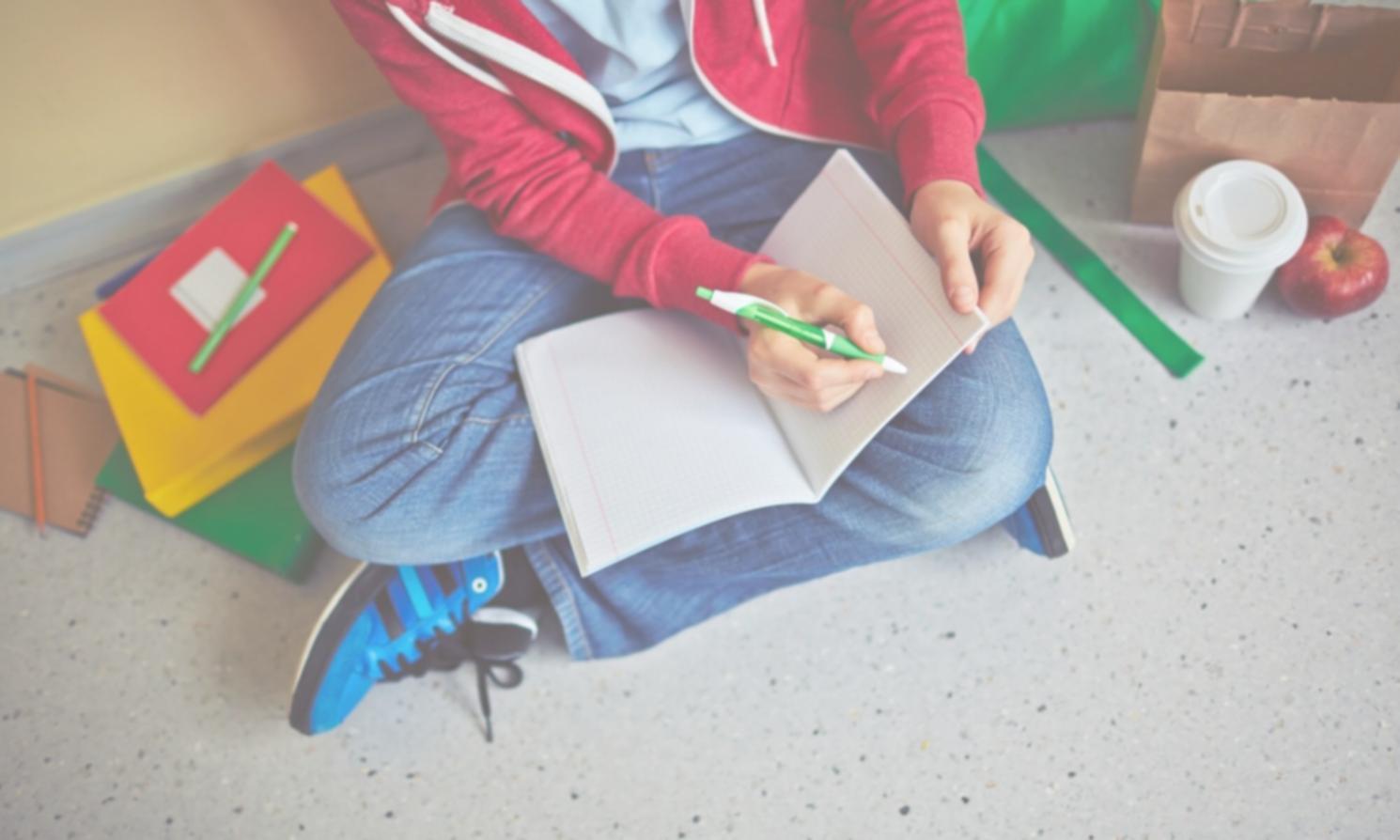 Unternehmer arbeitet konzentriert an Budgetplanung am Laptop