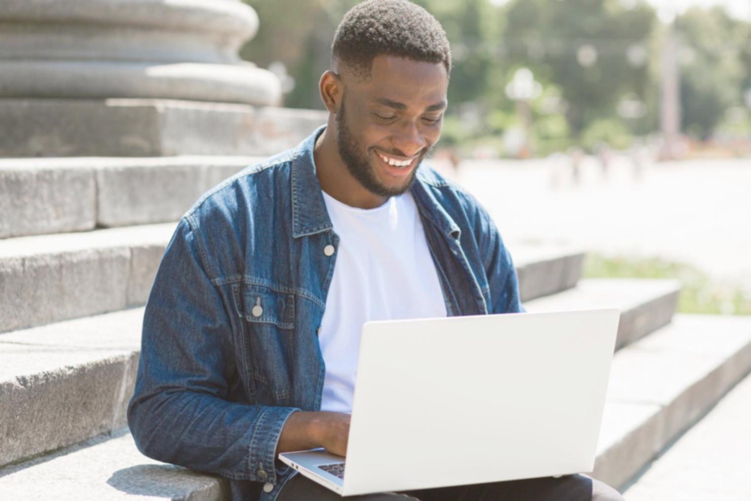 Teilnehmer bei einer praktischen Budgetplanungsübung am Laptop
